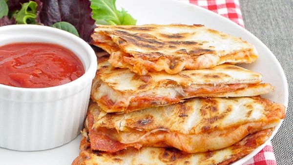 كويساديلاس البيتزا ببروني