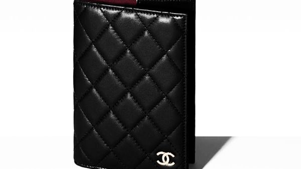  "باسبورت هولدر" الكلاسيكي من شانيل تصميم غاية في الاناقة