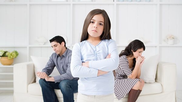 أن تحلم بأن والديك يتطلقان فهذا يعني أنك تكافح من اجل ارضائهما 