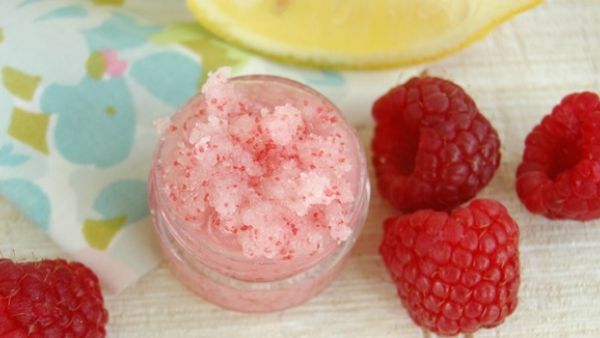 اصنعيه بنفسك: مقشر الشفاه بالتوت اصنعيه بنفسك: مقشر الشفاه بالتوت