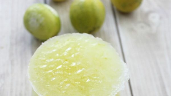 اصنعيه بنفسك: مقشر الليمون بزيت جوزالهند