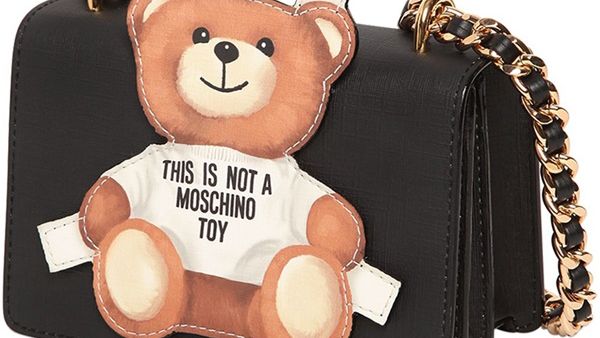 دبوب لطيف يزين حقيبة موسكينو الفاخرة،