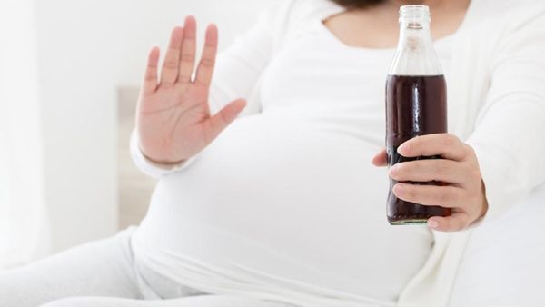 عزيزتي الحامل احذري هذه المخاطر للمشروبات الغازية