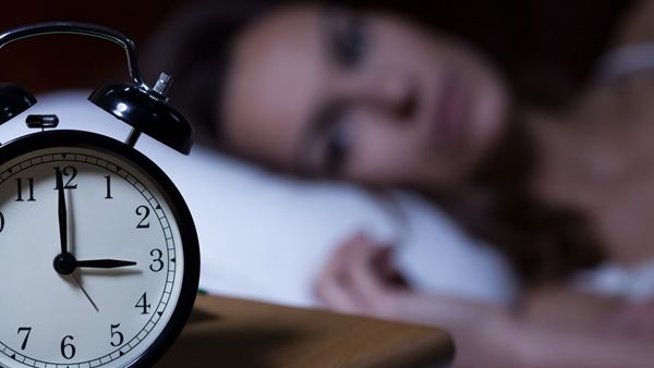 إذا لم تستطع أن تغفو ، لا تظل مستلقياً على الفراش