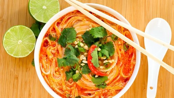 حساء الشعيرية التايلاندية الحارة