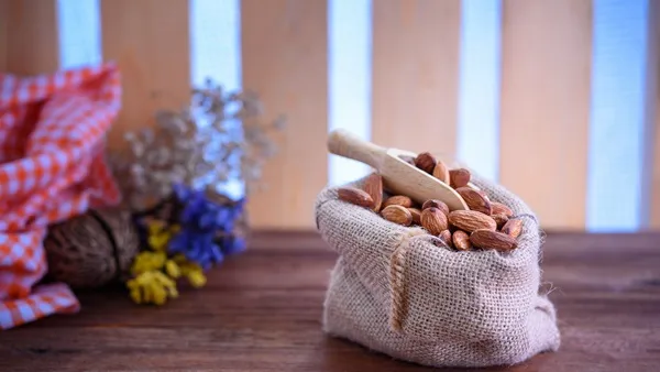 اللوز يحتوي على البروتينات المسؤولة عن تحمل الطاقة 