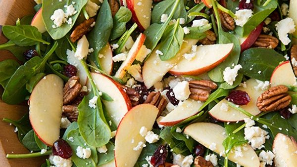 سلطة التفاح، والبيكان، والفيتا، والسبانخ