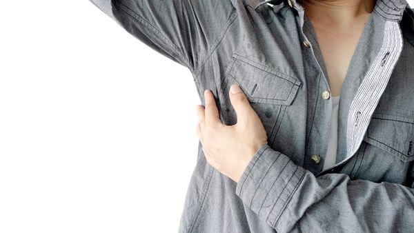 اختيار الاقمشة المناسبة يمكن ان يقلل من العرق