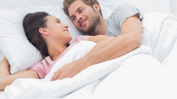 الذهبا معا الى السرير وقت النوم يمكن أن ينقذ حياتكما الزوجية 
