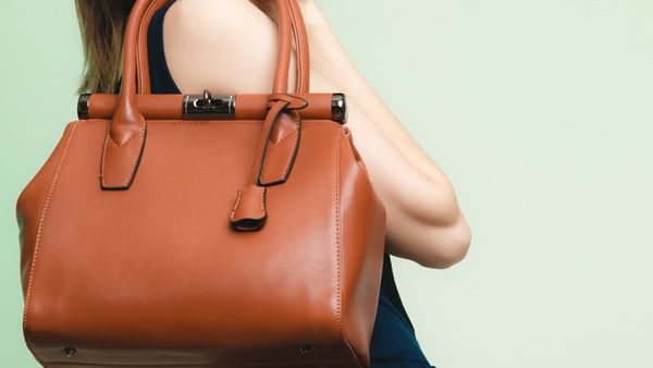 الحقائب الكبيرة موضة ولكنها قد تكلفك صحة ظهرك