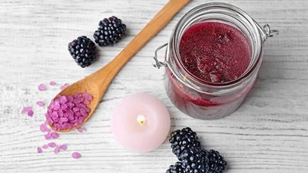 مقشر الميرمية والتوت لأرجل لامعة