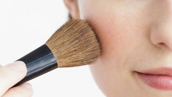 اصنعيه بنفسك: أحمر خدود منزلي باللون الوردي