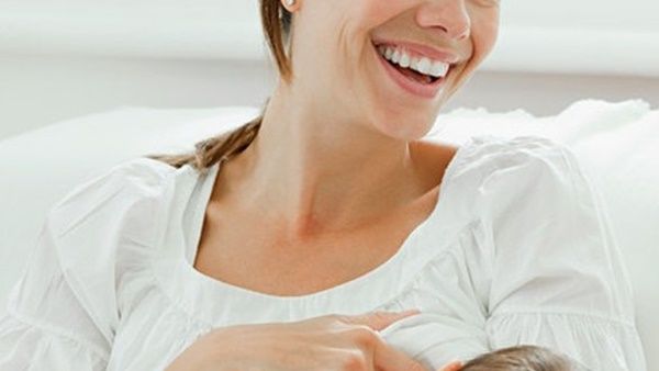 الرضاعة الطبيعية مفيدة للام والطفل