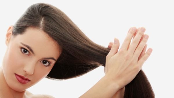 علاج مشكلة تساقط الشعر بين يديك 
