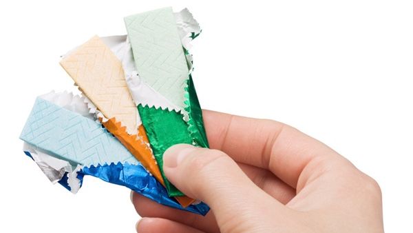 تقدم العلكة فوائد صحية للفم