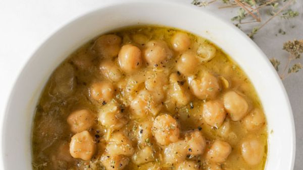شوربة الحمص اليونانية مع الليمون والأوريغانو