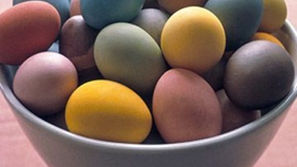 4 طرق طبيعية لتلوين البيض لعيد الفصح