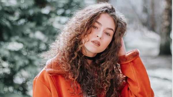 اصنعيه بنفسك: كريم مغذي للشعر الكيرلي 