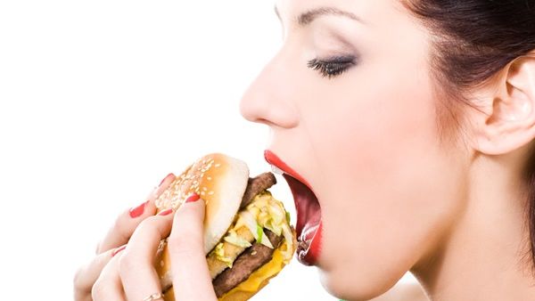 ما سبب رائحة الفم الكريهة؟