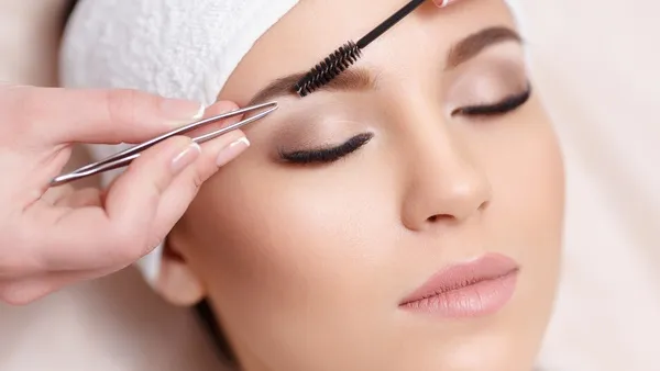 هناك طريقة رائعة لرفع الحاجبين