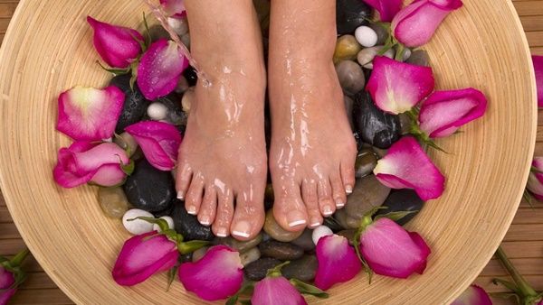 تأكد من تقشير قدميك مرة واحدة في الأسبوع