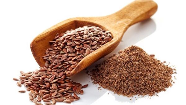 بذور الكتان هي نبات غني بالألياف ، وقد ثبت أنه يحسن مستويات الكوليسترول