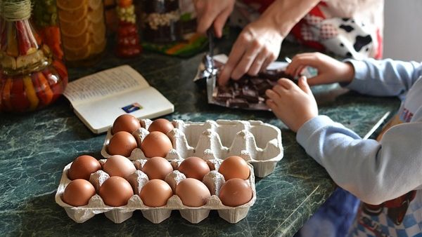 دعي الطفل يساعدك في اعداد الطعام