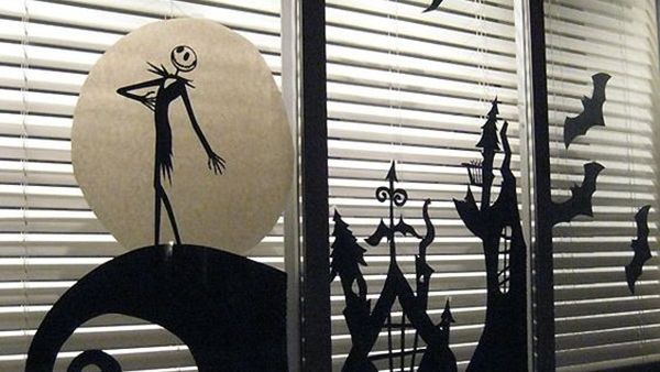 تلصق الرسومات على النوافذ مع ترك اضاءة خافتة في الليل