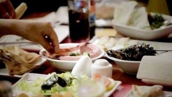 تجنب تناول كميات كبيرة من الأطعمة الدسمة تجنب تناول كميات كبيرة من الأطعمة الدسمة