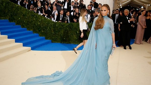 جينيفر لوبيز وثوب من تصميم  من فالنتينو