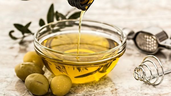 اختاري زجاجات معتمة لحفظ الزيت