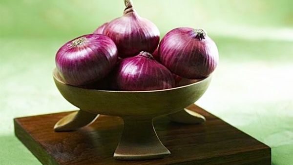 اصنعيه بنفسك: عصير البصل والعسل لنمو أسرع للشعر