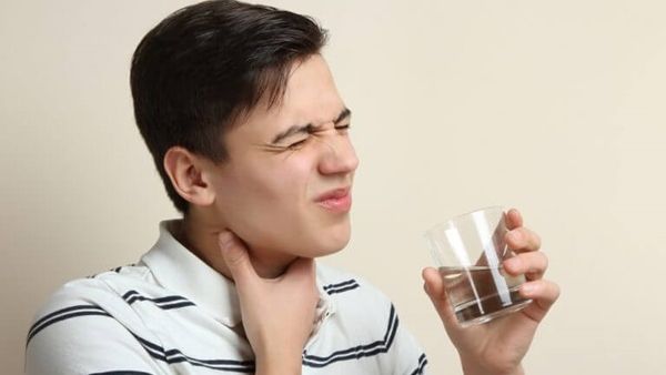 المضمضة بالماء الدافئ المملح
