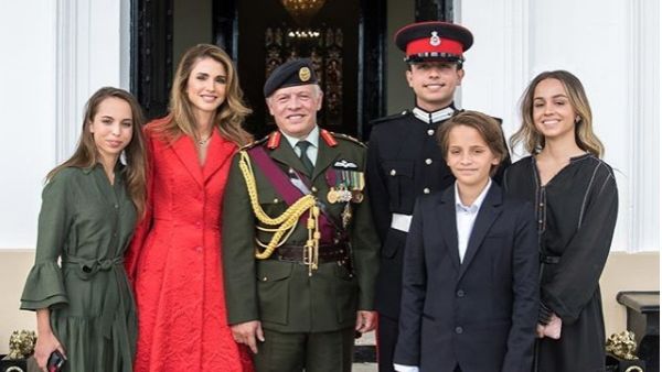 جلالة الملكة رانيا في حفل تخرج ولي العهد الأمير الحسين بن عبد الله الثاني جلالة الملكة رانيا في حفل تخرج ولي العهد الأمير الحسين بن عبد الله الثاني