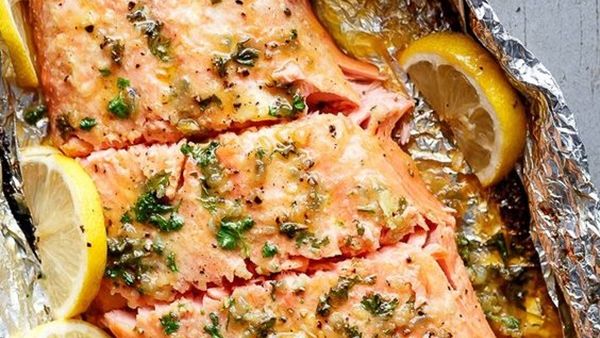 سمك السلمون بالثوم، والعسل