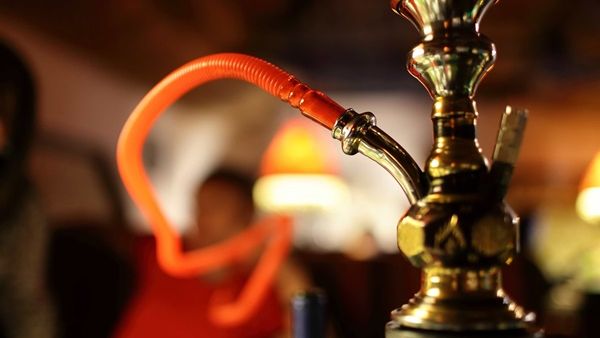 دراسة: تدخين الأرجيلة يرتبط بمشاكل صحية لا تصيب المدخن