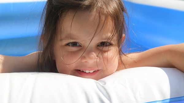 يحدث تسوس الأسنان الناجم عن استعمال قنينة الحليب