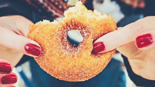 6 علامات بأنك تستهلك الكثير من السكر