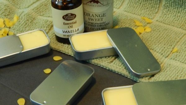 اصنعيه بنفسك: بلسم مرطب للشفاه بالفانيلا والعسل