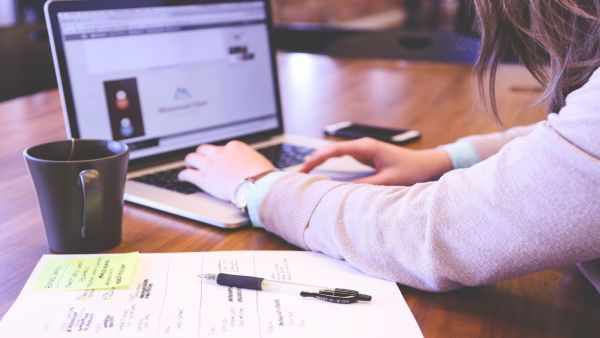  النساء اللاتي يعملن لاكثر من 9 ساعات يصبن بالاكتئاب