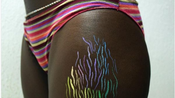 اخفاء علامات تمدد الجلد بالالوان المشرقة