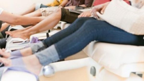 لا تقومي بنزع شعر قدميك قبل البديكير