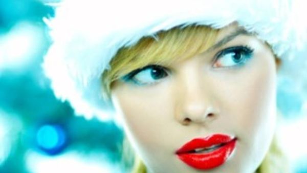 استخدمي أحمر شفاه، ملمع داكن في الشتاء