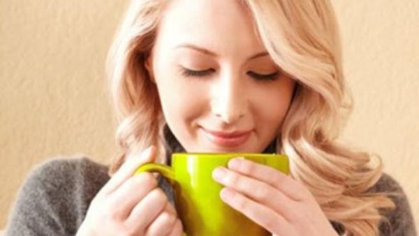 إختاري الماء أو المشروبات العشبية الدافئة بدلا من المشروبات الغازية  التي تحتوي على سعرات حرارية فارغة