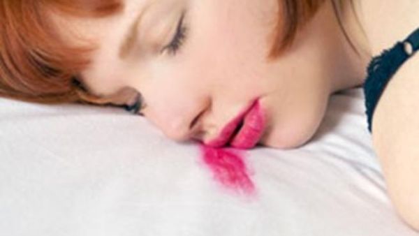 عدم إزالة الماكياج قبل النوم يسبب إعاقة المسامات وظهور البثور