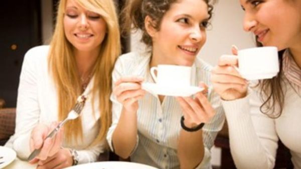 الصديقات يستمعن لهمومنا، يشاركننا افراحنا واحزاننا