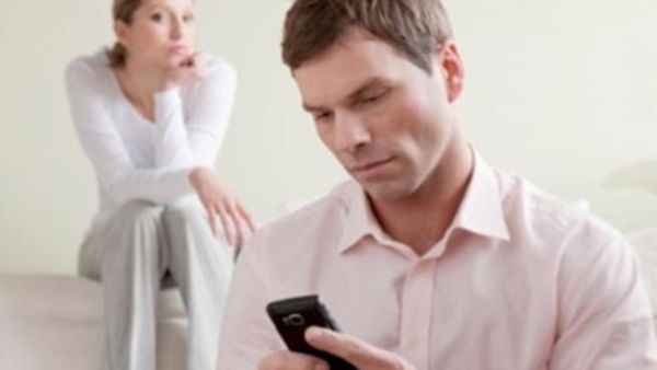 تجاوزي ظنونك وشكوك وحاولي السيطرة على نزعتك للغيرة.