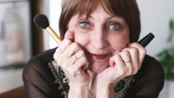 لا ننصح السيدات البالغات بتحديد العيون باللون الأسود أو إعتماد نظرة العيون المدخنة