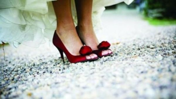 الحذاء الأحمر لفستان الزفاف الأبيض فكرة مجنونة ولكنها عصرية.