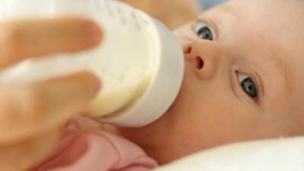 طفل يشرب حليب الأطفال الرضع المدعم بالأحماض الدهنية طفل يشرب حليب الأطفال الرضع المدعم بالأحماض الدهنية